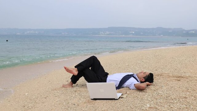 沖縄の美しいビーチで寛ぐ男性