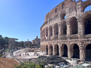 Kolosseum in Rom bei Sonnenschein.
Beschreibung: Historisches Kolosseum in Rom bei strahlend blauem Himmel, antike Architektur und Ausgrabungen.
