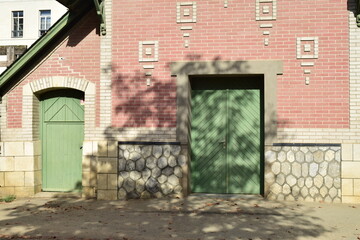 Les portes vertes sur la fa&ccedil;ade
