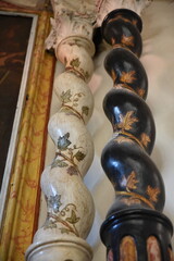 Colonnes salomoniques de l'église Saint-André à Omessa en Corse