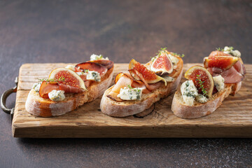 Bruschetta with Dorblu cheese, prosciutto meat and figs.