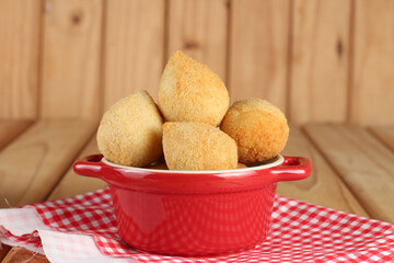 salgadinho tipico brasileiro tipo coxinha, bolinha de queijo e empada