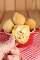 salgadinho tipico brasileiro tipo coxinha, bolinha de queijo e empada