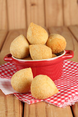 salgadinho tipico brasileiro tipo coxinha, bolinha de queijo e empada