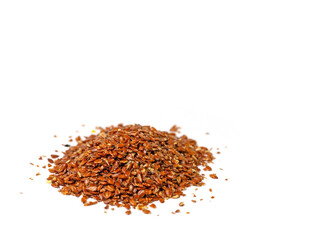 Geschroteter Leinsamen vor weißem Hintergrund