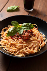 Spaghetti con ragù di salsiccia, pasta italiana 