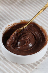 Creme de chocolate no pote com colher
