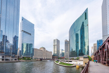 Obraz premium Vibrant view of Chicago downtown skyline under a summer sky