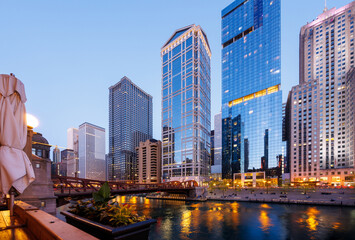 Naklejka premium Scenic view of downtown Chicago during sunset