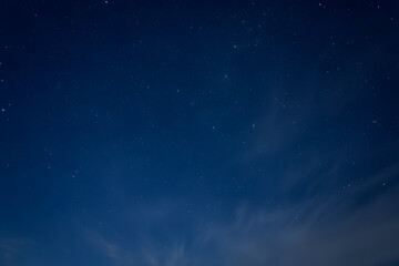 Naklejka premium Beautiful night sky with stars and clouds, perfect for backgrounds, wallpapers, and dreamy designs