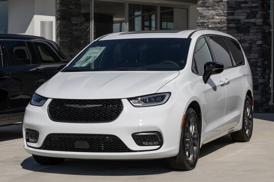 Chrysler Pacifica Select minivan display at a dealership. Chrysler offers the Pacifica with a 3.6L VVT V6 engine. MY:2026
