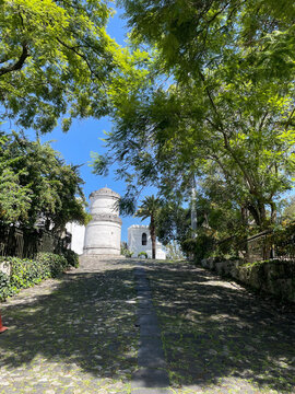 Camino de piedra que conduce hacia la Ermita del Cerrito del Carmen, construida en el a&ntilde;o 1620 en Guatemala. Toma Horizontal. Fotograf&iacute;a de viaje hecha con el tel&eacute;fono m&oacute;vil.