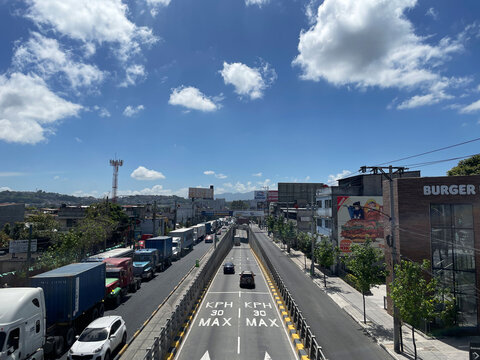 GUATEMALA, GUATEMALA - 8 DE AGOSTO, 2025: Trafico en ciudad de Guatemala, carretera hacia el atl&aacute;ntico. Toma Horizontal.