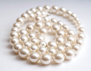 Obraz premium A close-up view of a pearl necklace, showcasing the smooth, round pearls against a simple white background.
