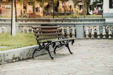 BANCO DA PRAÇA SEM NINGUÉM POR PERTO, ALGO COMO SOLIDÃO PARA SE PASSAR A MENSSAGEM © Matheus