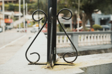 ESTRUTURA DE FERRO FORMANDO CORAÇÃO E VIAS DE RUAS AL FUNDO (IRON STRUCTURE FORMING A HEART AND STREETS IN THE BACKGROUND)