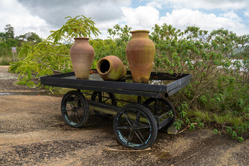botija de barro ou barrio de barro com flores e um carrinho (clay pot or clay barrio with flowers and a cart) 