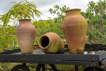 botija de barro ou barrio de barro com flores e um carrinho (clay pot or clay barrio with flowers and a cart) 