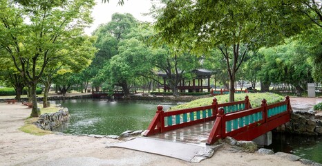 비가 내리는 흐린 날 빗줄기 사이로 보는 남원 광한루 풍경