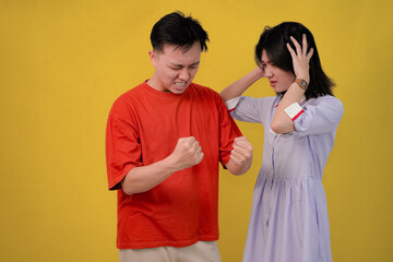 Naklejka premium couple engaged in heated discussion against a bright yellow background