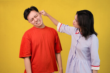 Obraz premium couple engaged in heated discussion against a bright yellow background