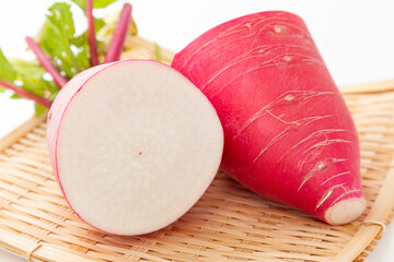 カットした赤大根　白バック