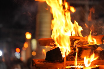 Flaming Torch in the Dark Forest / 日本三奇祭「吉田の火祭り」夜の焚き火と幻想的な炎のゆらめき