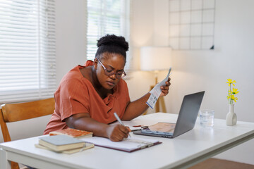 Obraz premium Unhappy woman feeling stressed calculating monthly expenses at home, facing financial problems or lack of money for utility household or rental payments, bankruptcy concept. 