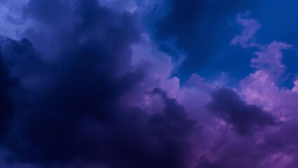 Obraz premium Dramatic dark blue and purple storm clouds at dusk