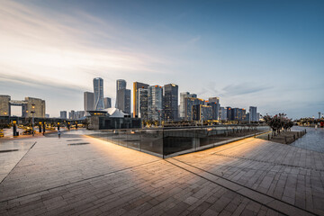 Obraz premium Modern city skyline with contemporary buildings under a clear sky