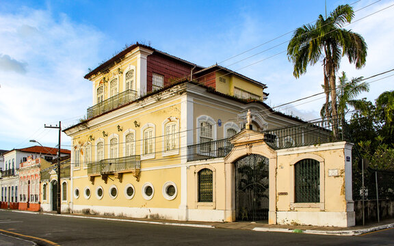 Fototapeta Facade of the Cristo Rei Palace, a three-story building, in Gonçalves Dias square, in the city of São Luís, capital of the state of Maranhão, northeastern Brazil.
