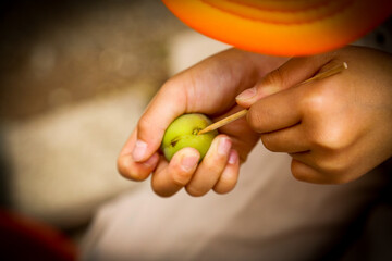竹串で刺す青梅の下ごしらえ / Preparing Green Plums with Skewer