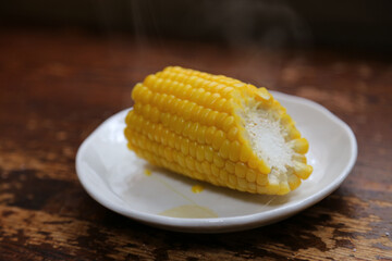 皿に盛られた茹でとうもろこし / Boiled Corn on Plate