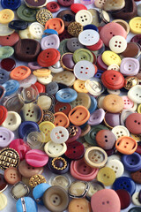 Obraz premium 洋裁に使うカラフルなボタンの集合写真