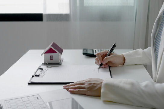 Real estate agent signs documents and gives home insurance advice Create a home purchase insurance contract to approve the purchase for the customer