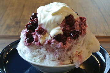 Kakigori Topped with berry