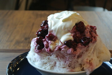 Kakigori Topped with berry