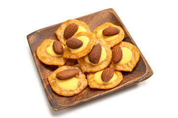 アーモンドとチーズを乗せた煎餅