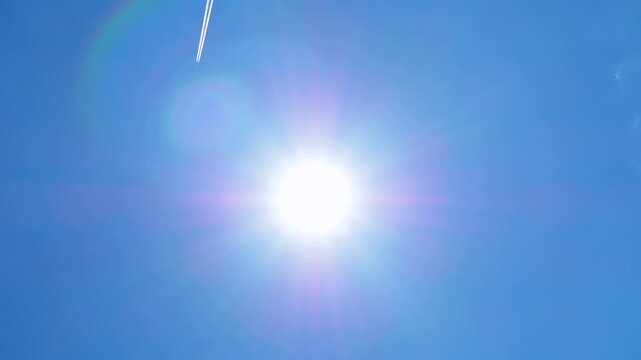 太陽と飛行機雲