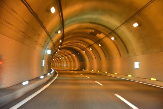 Fototapeta 高速道路のトンネルのカーブ