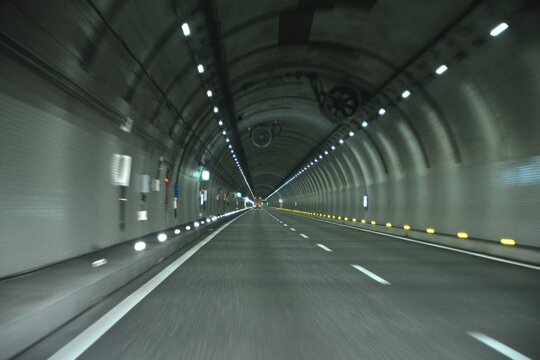 Fototapeta 高速道路のトンネル