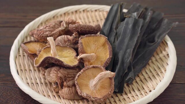 干し椎茸と昆布｜和食の出汁素材として使われる乾物食材
