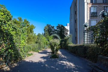 Paris, the coulee verte Rene-Dumont in the 12e arrondissement, footpath in the garden

