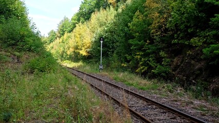 Obraz premium Single Track Railway with Semaphore Light Controlling Train Movement and Preventing Accident