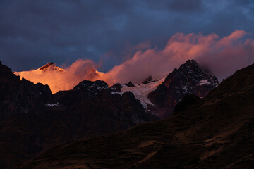 Obraz premium First Light of Sunrise in the Mountains