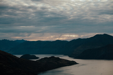 Fototapeta premium Sunrise in Rocky Mountain Summit, Wanaka, New Zealand