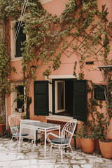 Obraz premium Charming Outdoor Cafe with Ivy-Covered Wall