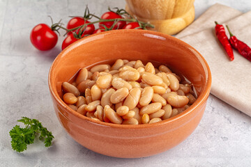 Canned white beans in the bowl