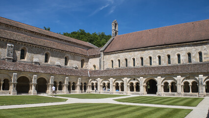 Fototapeta premium L'abbaye de Fontenay est une abbaye cistercienne située à Marmagne, en Côte-d'Or, en Bourgogne. C'est la plus ancienne abbaye cistercienne, classée monument historique et inscrite au patrimoine mondi