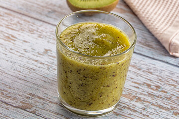 Sweet detox green kiwi smoothie